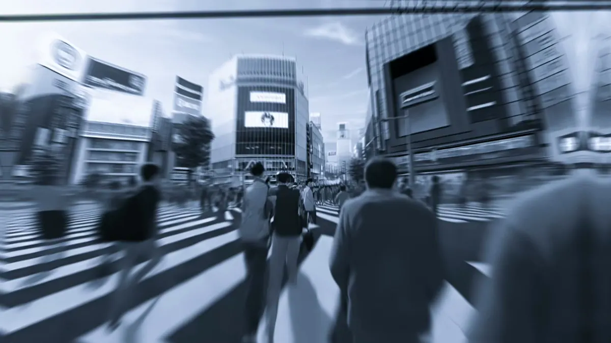 色のない交差点。人の流れの中の、いつもの毎日